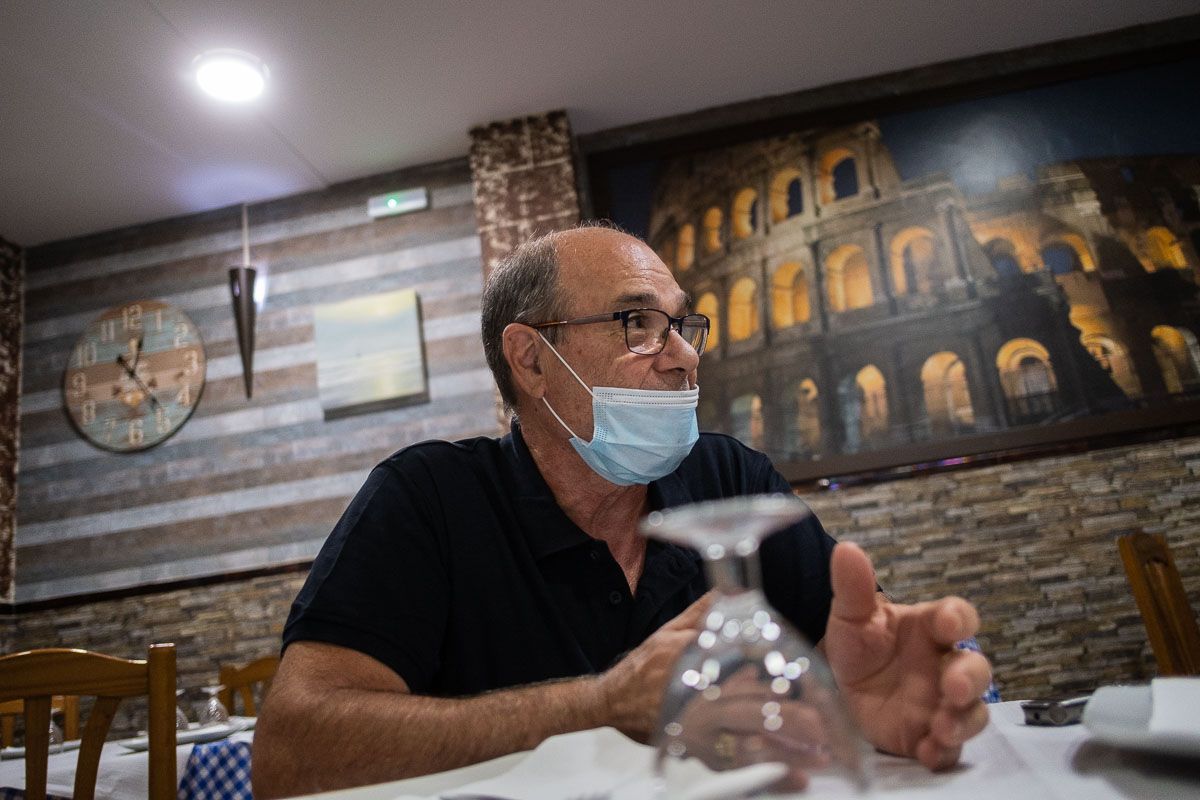 El dueño de la pizzería durante la entrevista. FOTO: MANU GARCÍA