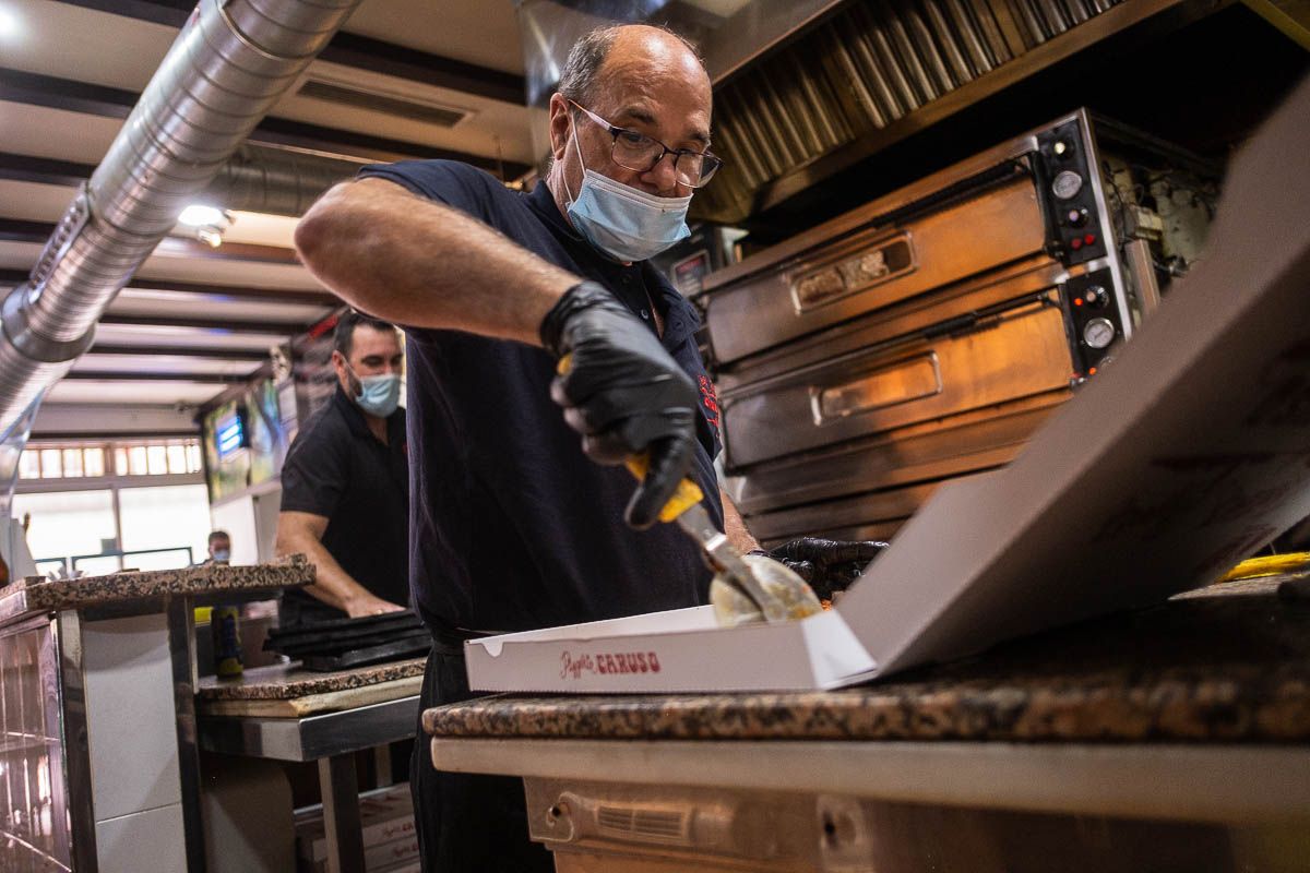 José Manuel Sánchez, dueño de la pizzería, preparando un pedido. FOTO: MANU GARCÍA