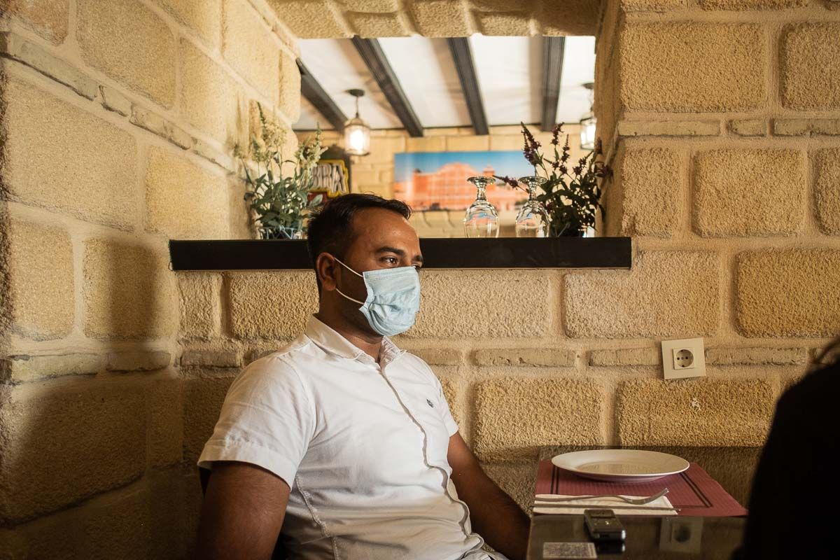 Aamar, dueño de Jaipur, durante la entrevista. FOTO: MANU GARCÍA