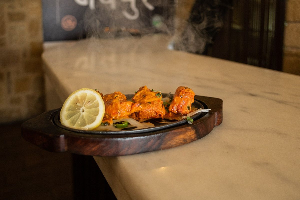 Plato de pollo tikka masala recién hecho. FOTO: MANU GARCÍA