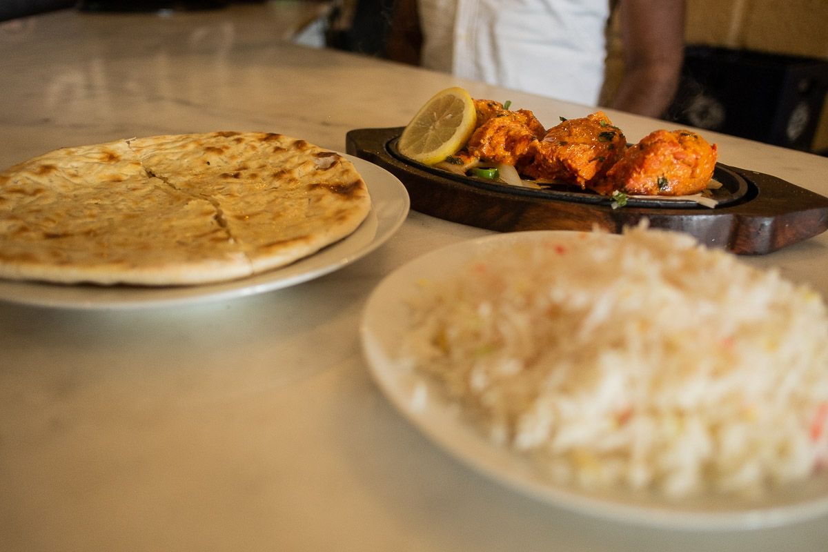Pollo tikka masala con arroz basmati y nan. FOTO: MANU GARCÍA