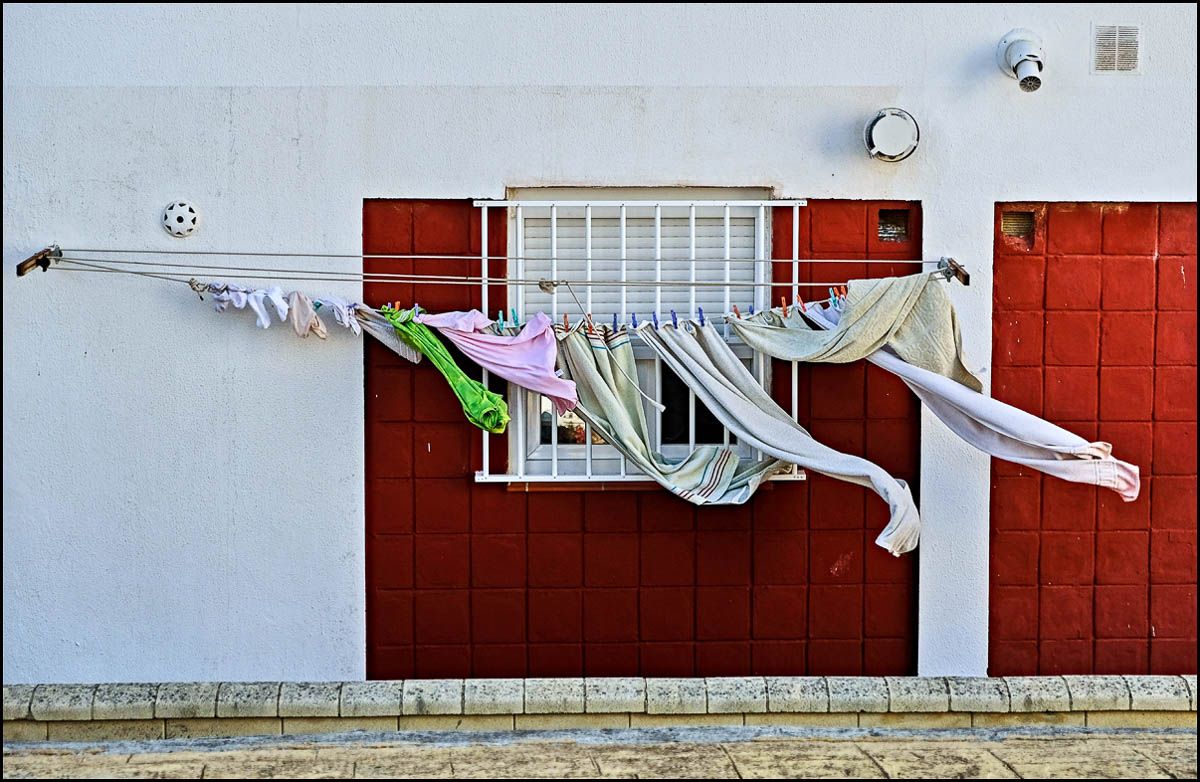 Un tendedero en Tarifa, en un día de Levante.