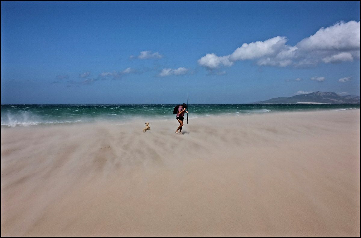 Un pescador, soportando el viento de Levante en la playa de los Lances de Tarifa, en una imagen de archivo.