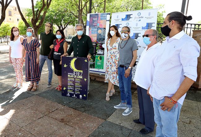 El teniente de alcaldesa Francisco Camas, con artistas que actuarán en el ciclo de verano del Ayuntamiento.