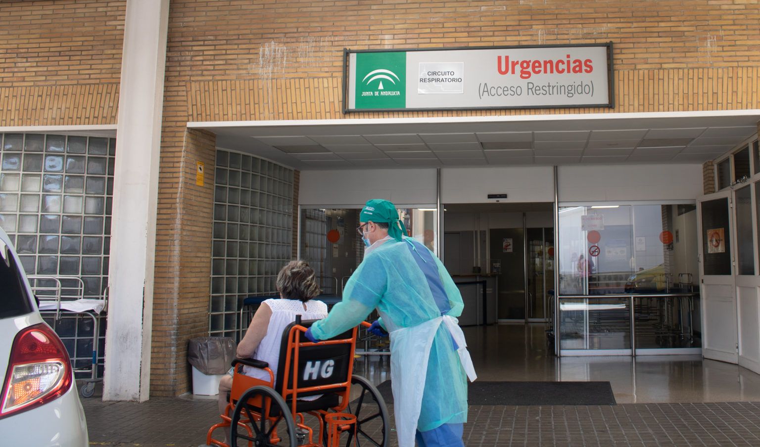 Las UCI de Sevilla capital acogen a ocho contagiados más mientras presenta su tasa más baja en dos meses.