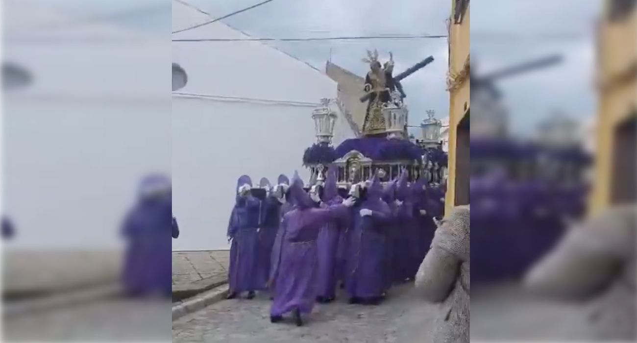 Momento en el que se cae la cruz de Jesús Nazareno de Baena.