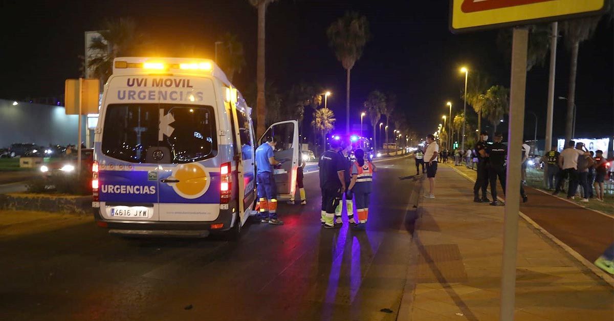 Efectivos sanitarios, en una imagen de archivo prestan servicio tras un accidente. ARCHIVO Efectivos sanitarios, en una imagen de archivo prestan servicio tras un accidente. ARCHIVO