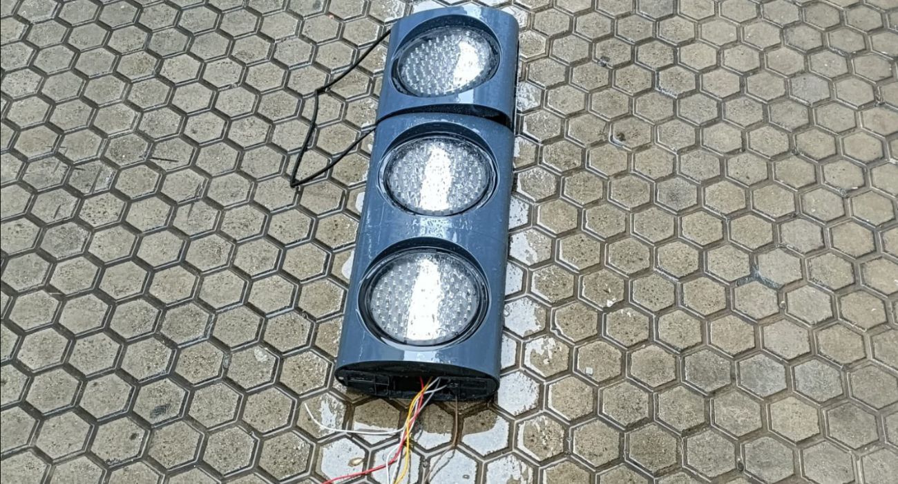 El semáforo que han arrancado en una calle de Sevilla.