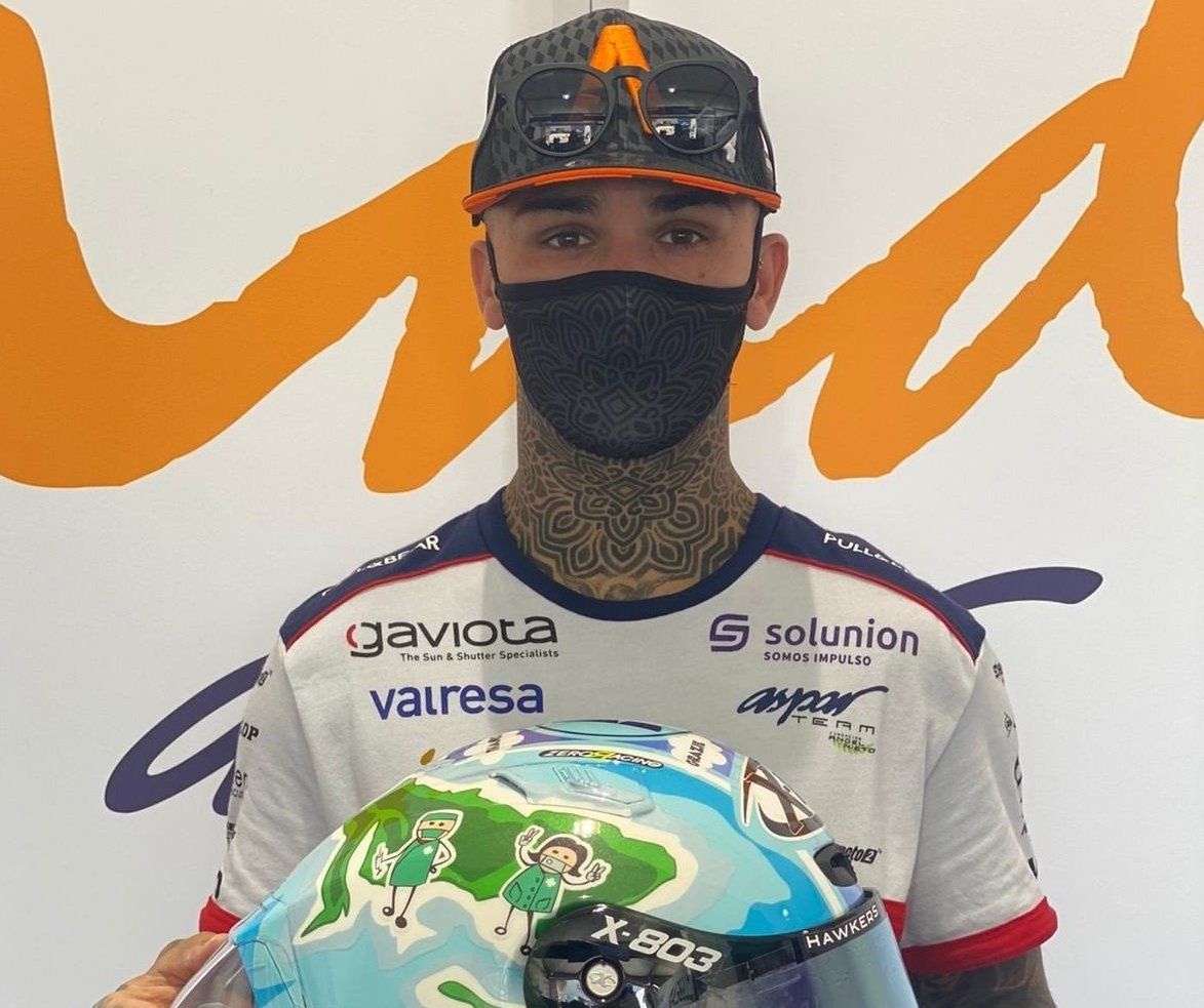 El piloto Aron Canet, con el casco que subastará.