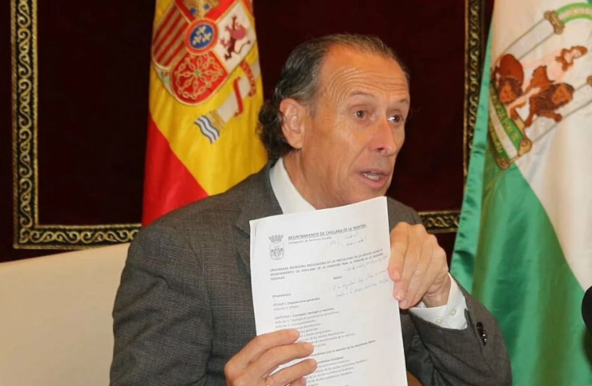 El alcalde de Chiclana, Jose María Román, anuncia el aumento del periodo de las ayudas de Servicios Sociales.