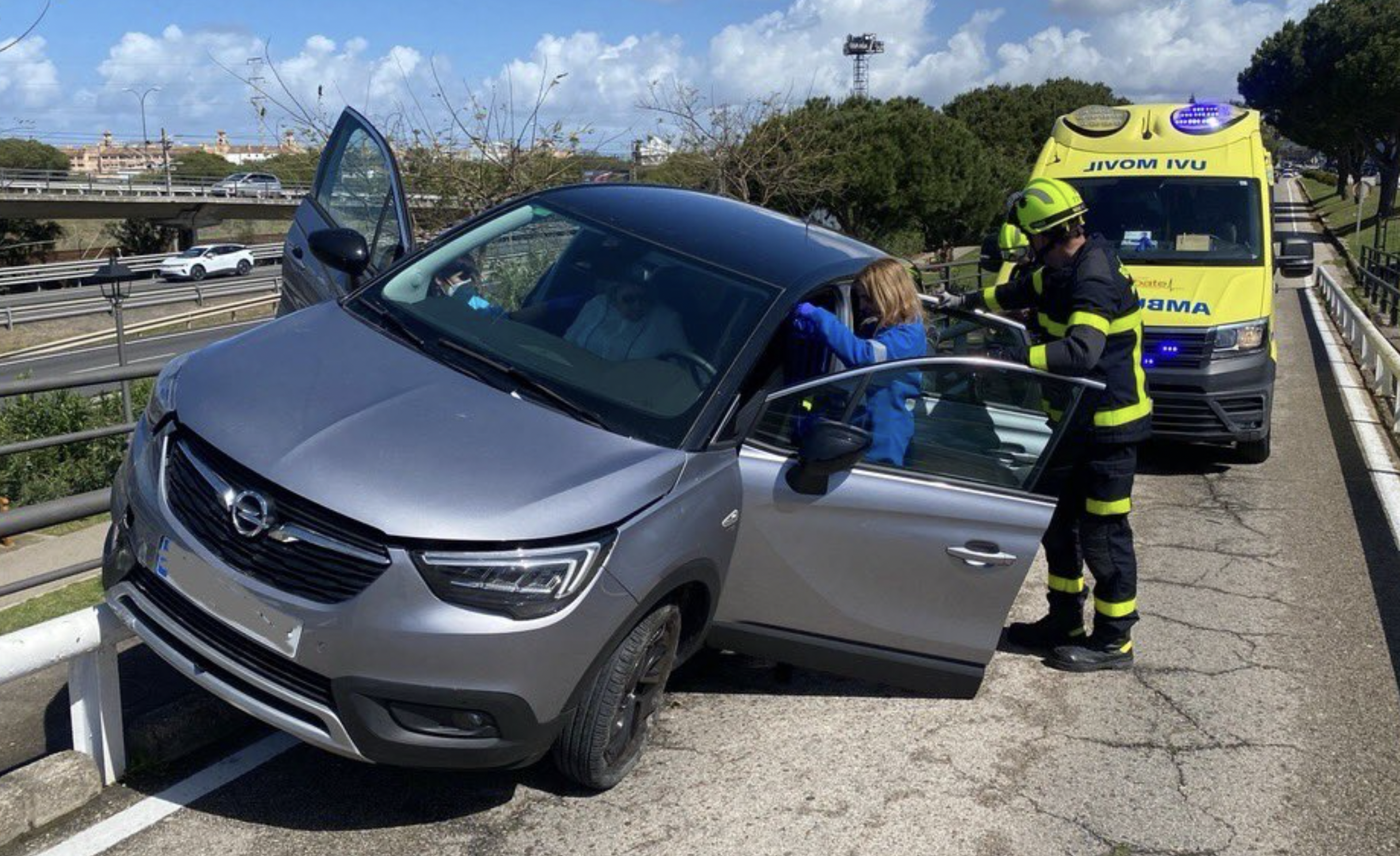 Accidente de tráfico en el puente de acceso al centro comercial Bahía Sur, en San Fernando.