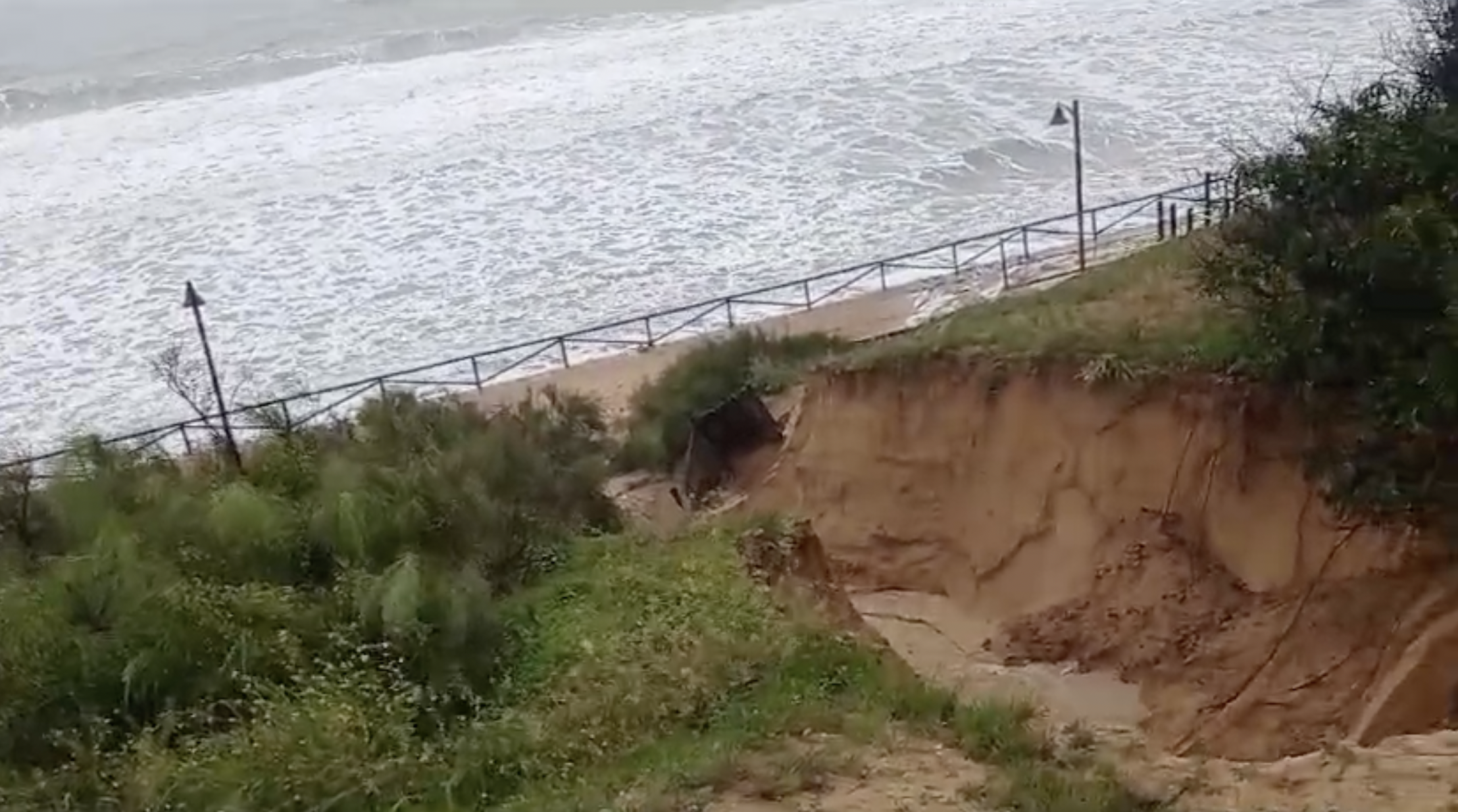 El temporal destroza una tubería de la Estación de Bombeo de Aguas Residuales (EBAR) de Fuentebravía en El Puerto.