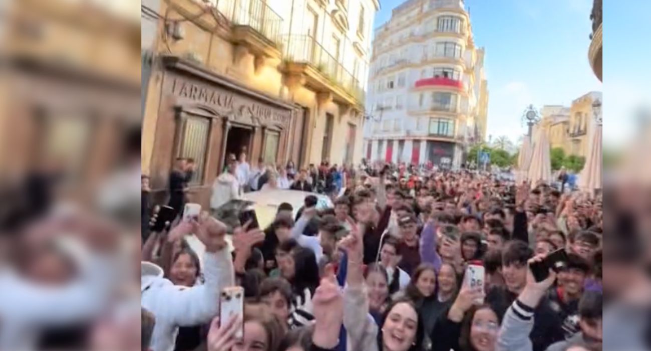 Numerosas personas se han congregado en el centro de Jerez tras el llamamiento en redes de un 'tiktoker'.