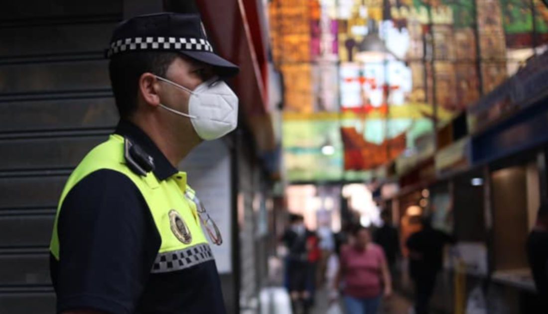 Un agente de Policía Local de Málaga, en un dispositivo de  vigilancia durante la pandemia. FOTO: Ayuntamiento de Málaga