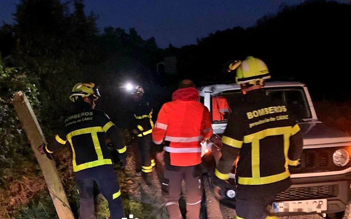 Un poste de Telefónica cae sobre un vehículo en Tarifa.