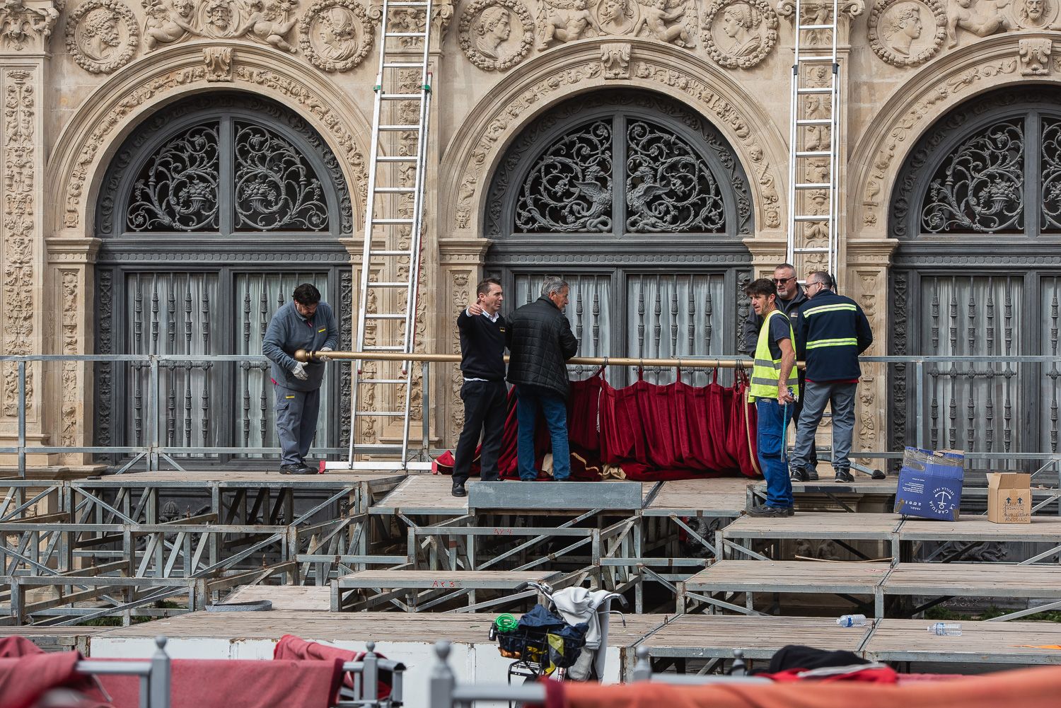 El desmontaje de la Carrera Oficial de Sevilla coincide con la instalación de los toldos.