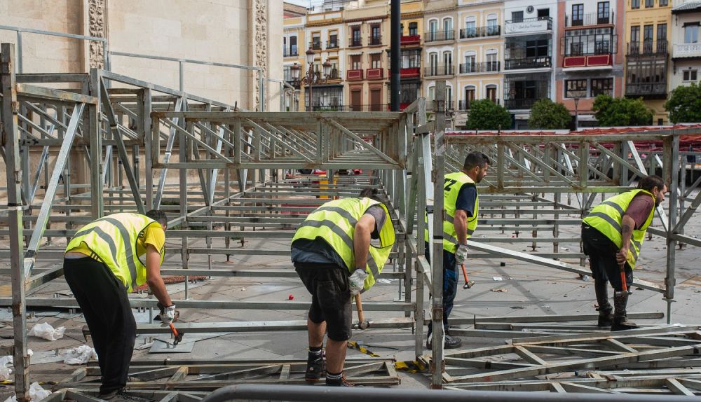 El desmontaje de la Carrera Oficial de Sevilla coincide con la instalación de los toldos.