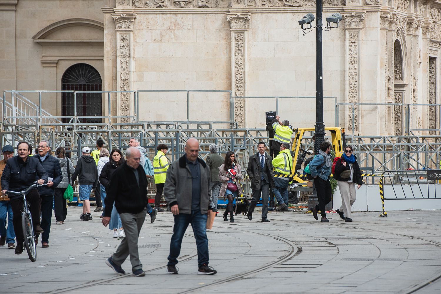 El desmontaje de la Carrera Oficial de Sevilla coincide con la instalación de los toldos.