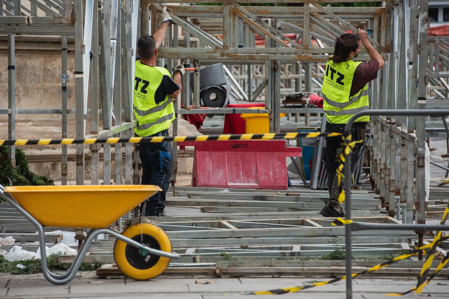 El desmontaje de la Carrera Oficial de Sevilla coincide con la instalación de los toldos.