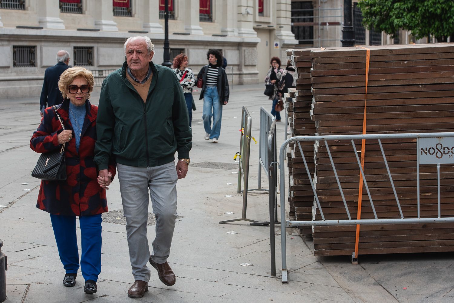El desmontaje de la Carrera Oficial de Sevilla coincide con la instalación de los toldos.