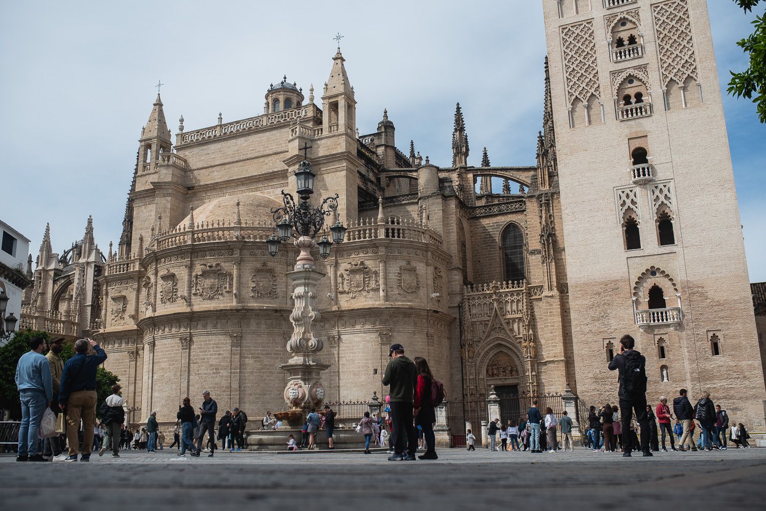 El desmontaje de la Carrera Oficial de Sevilla coincide con la instalación de los toldos.