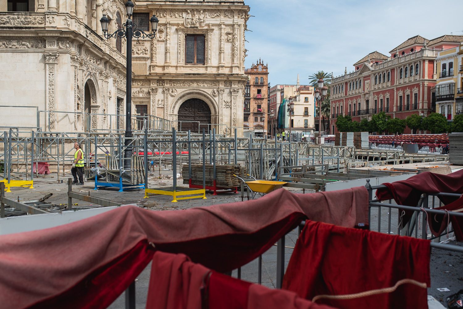 El desmontaje de la Carrera Oficial de Sevilla coincide con la instalación de los toldos.