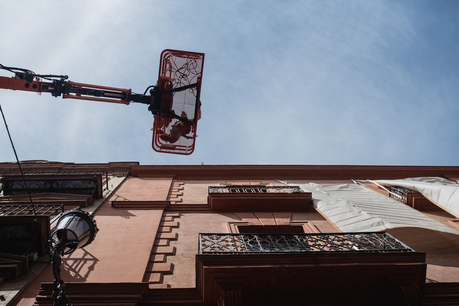 El desmontaje de la Carrera Oficial de Sevilla coincide con la instalación de los toldos.