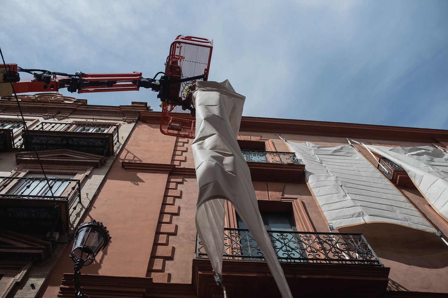 El desmontaje de la Carrera Oficial de Sevilla coincide con la instalación de los toldos.