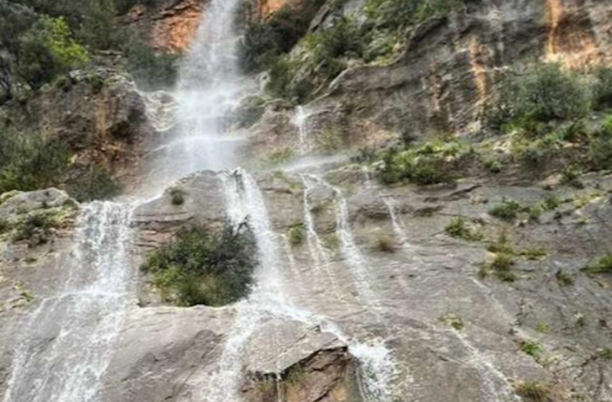 El agua corre desde la Garganta Verde en Zahara de la Sierra.