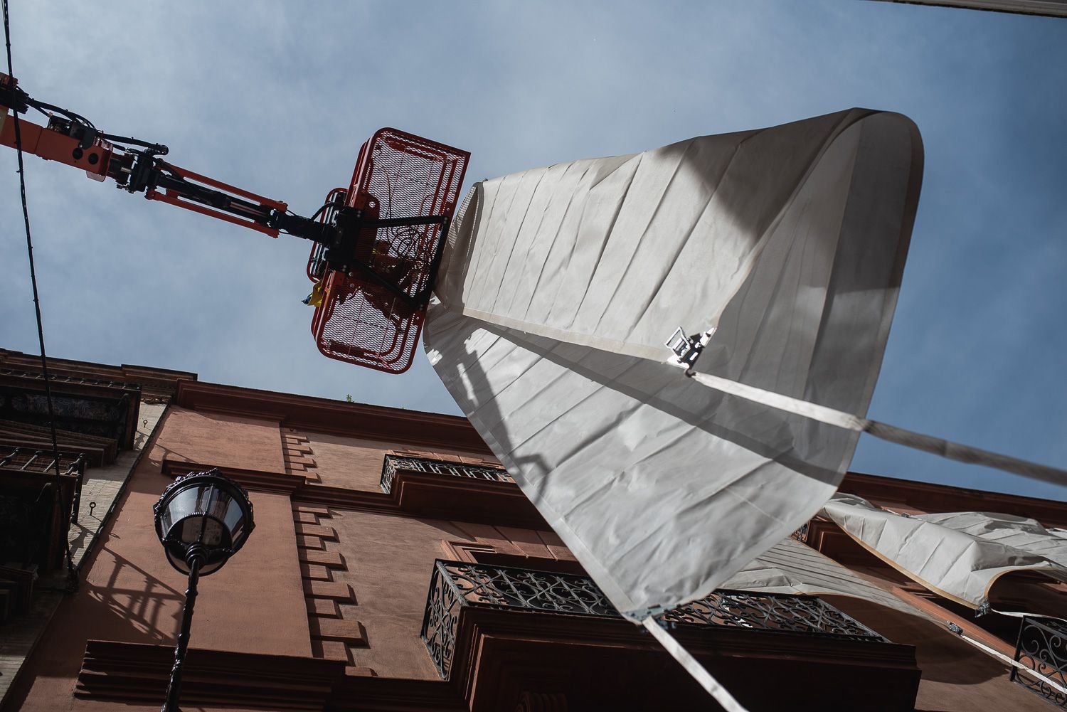 Operarios instalan los toldos en el centro de Sevilla, este martes.