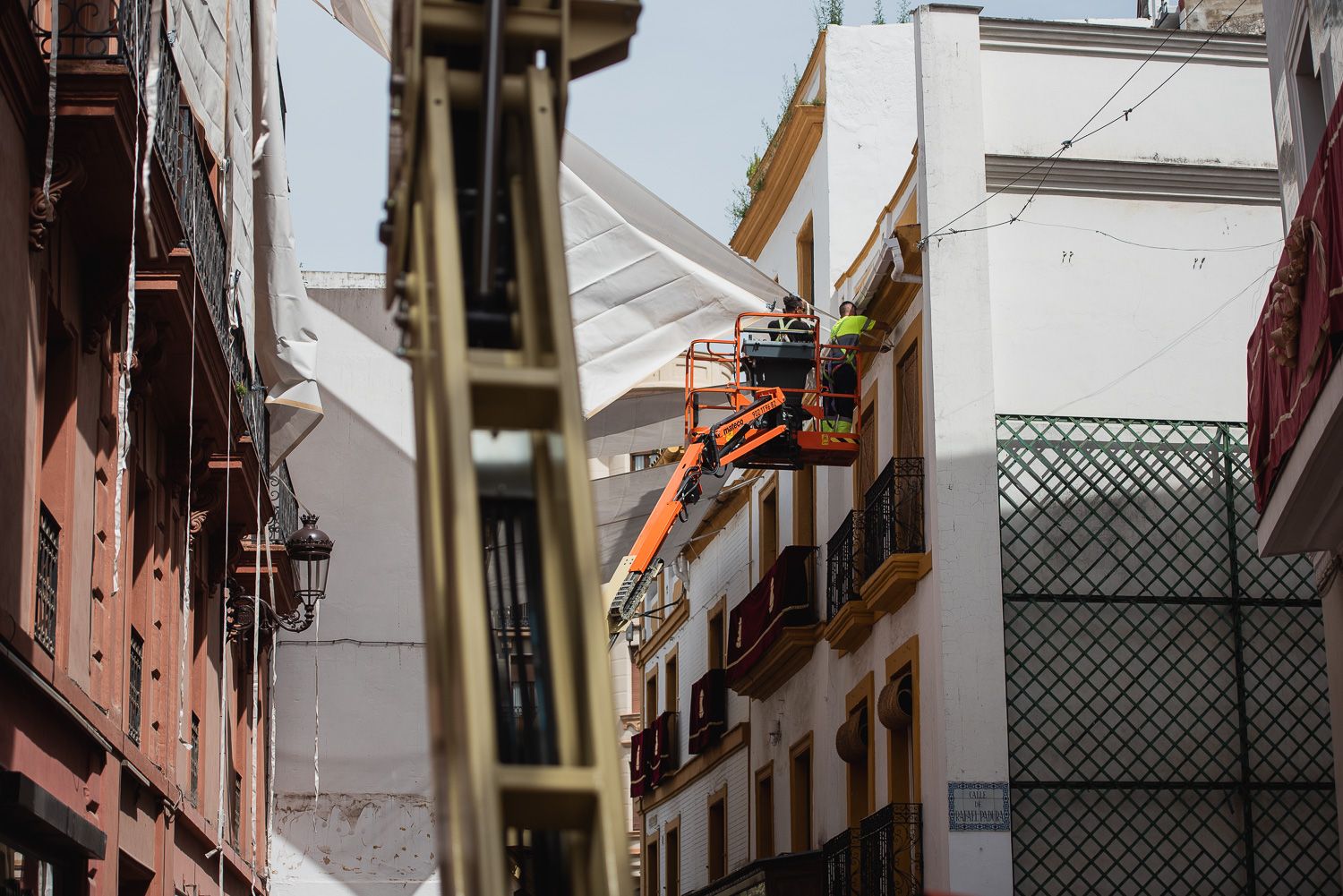 El desmontaje de la Carrera Oficial de Sevilla coincide con la instalación de los toldos.