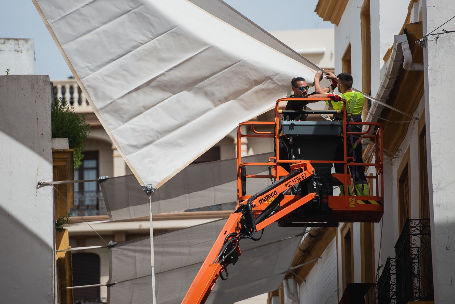 El desmontaje de la Carrera Oficial de Sevilla coincide con la instalación de los toldos.