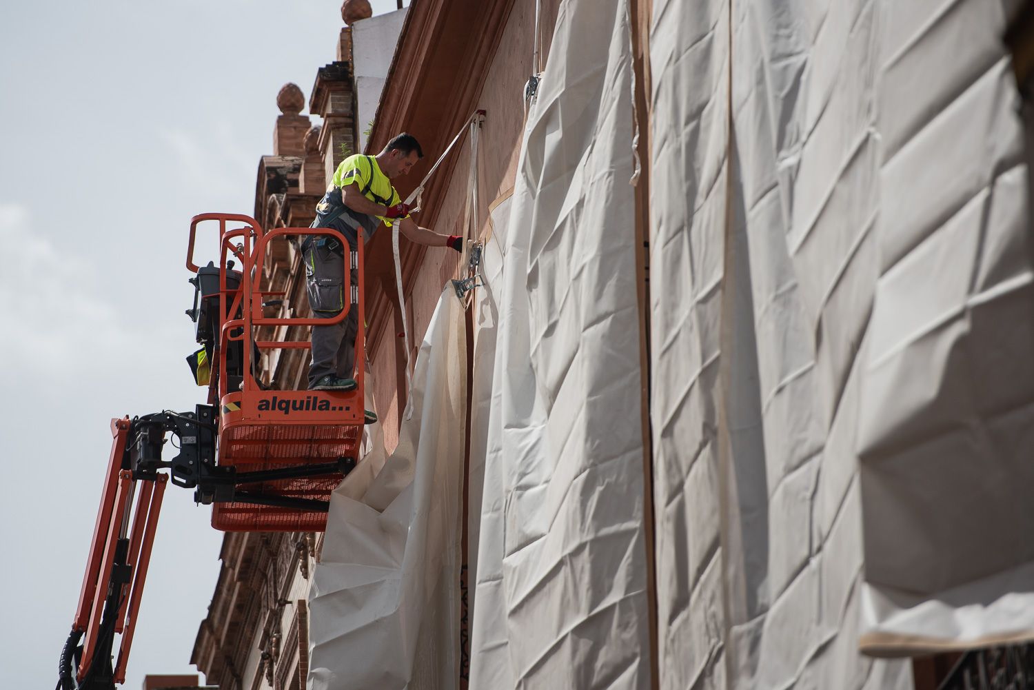El desmontaje de la Carrera Oficial de Sevilla coincide con la instalación de los toldos.