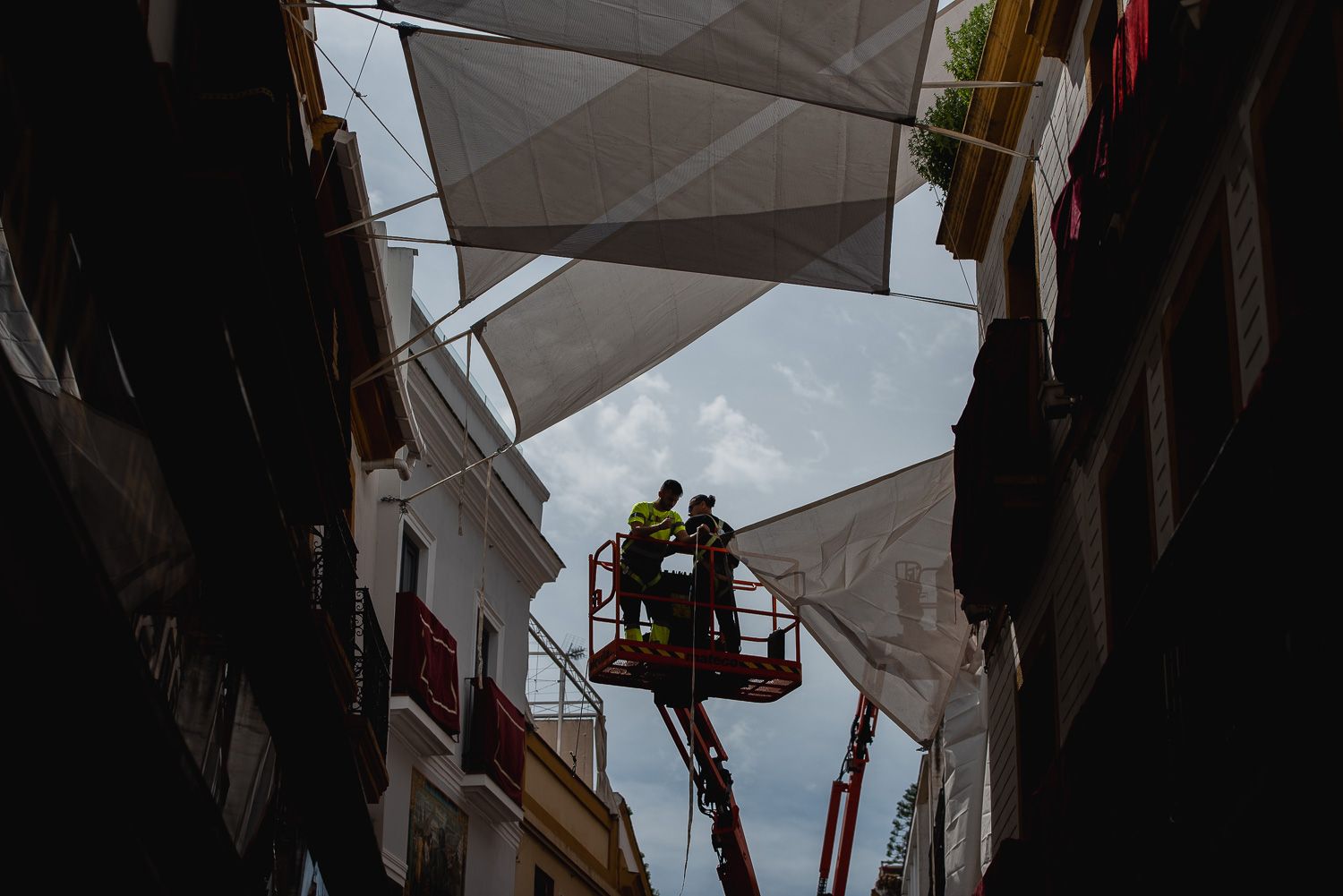 El desmontaje de la Carrera Oficial de Sevilla coincide con la instalación de los toldos.