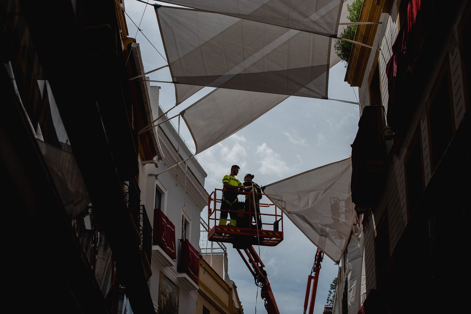 El desmontaje de la Carrera Oficial de Sevilla coincide con la instalación de los toldos.