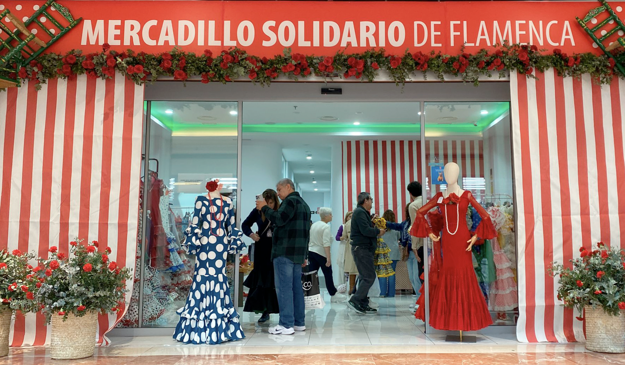 Mercadillo solidario de trajes de flamenca en el centro comercial Área Sur, en Jerez.