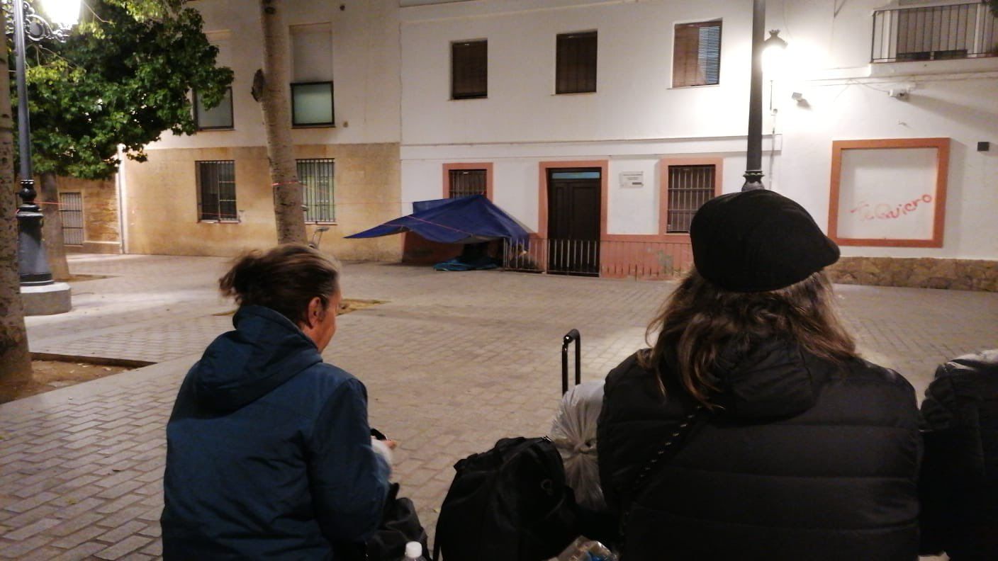 Los afectados por la falta de plazas, ante el Albergue Municipal de Cádiz, en una foto publicada en redes sociales.