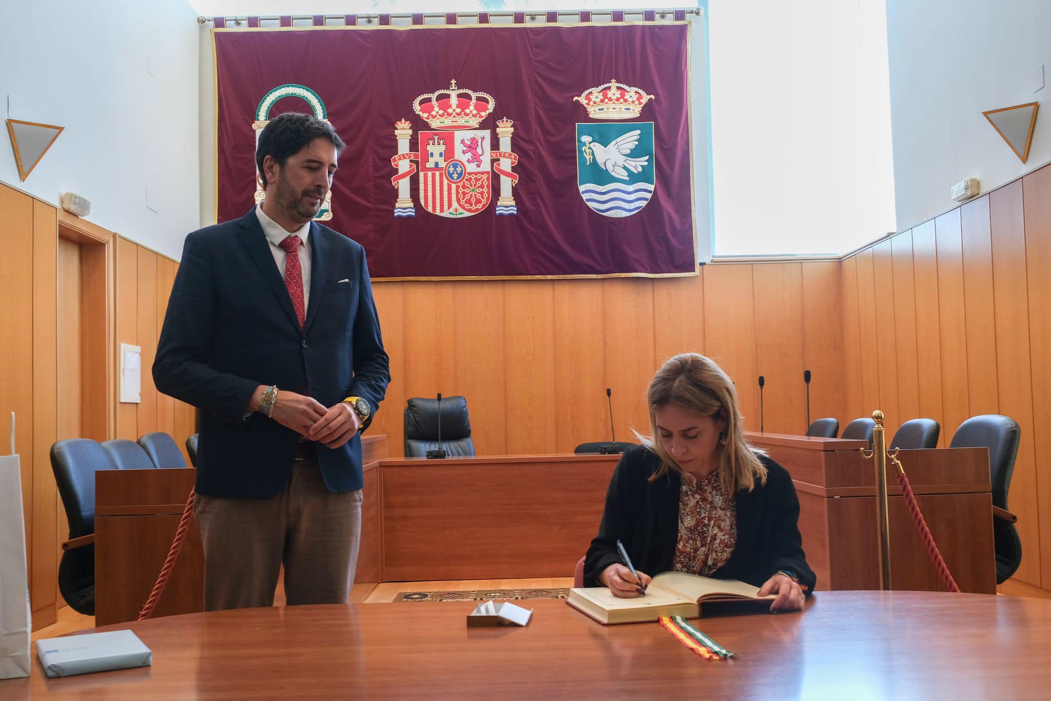 El alcalde de San José del Valle, con la presidenta de Diputación.