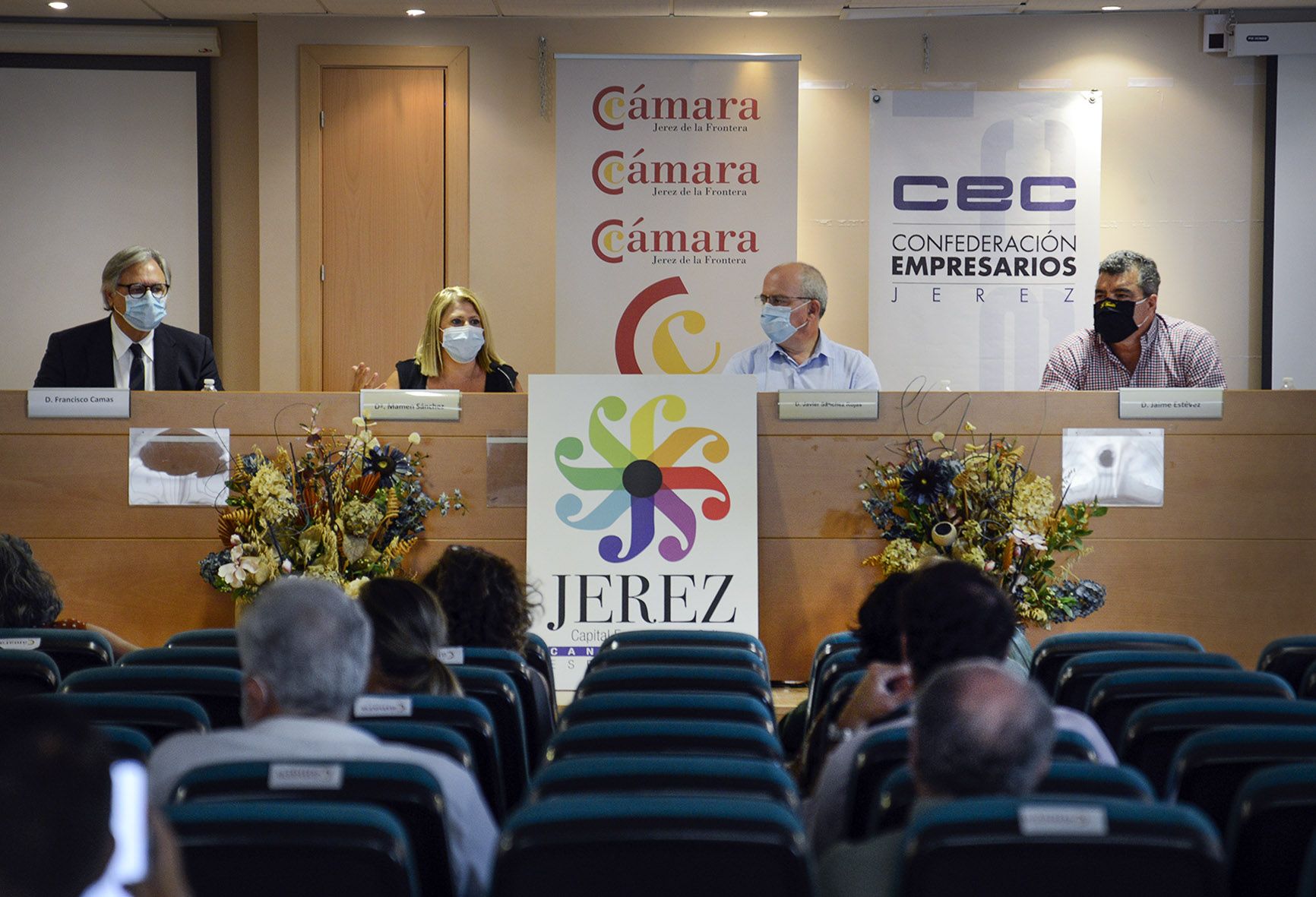 La alcaldesa Mamen Sánchez con el presidente de la Cámara de Comercio, Javier Sánchez Rojas, durante el acto.