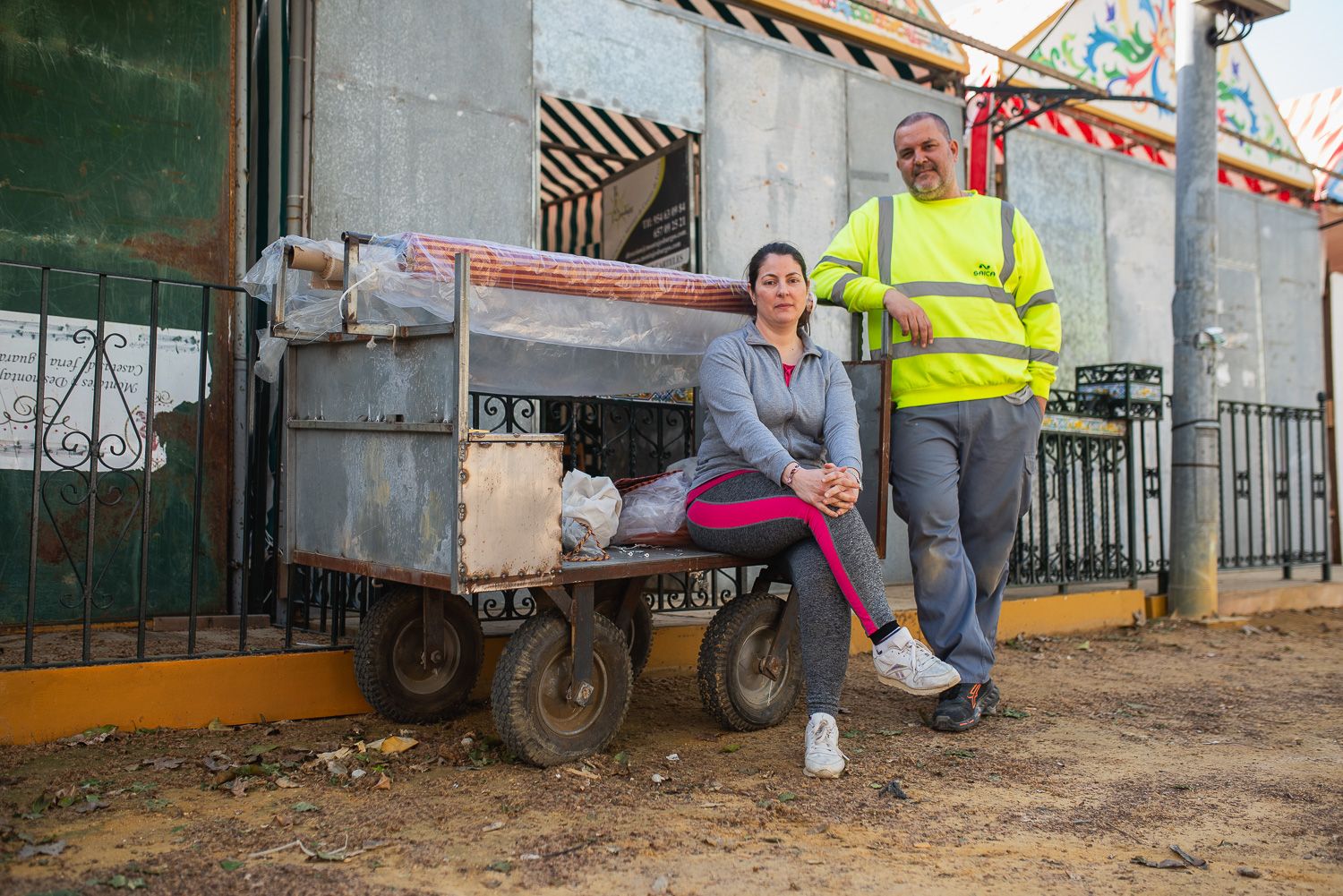 Encarni y Ángel, una pareja de decoradores en la Feria de Sevilla.