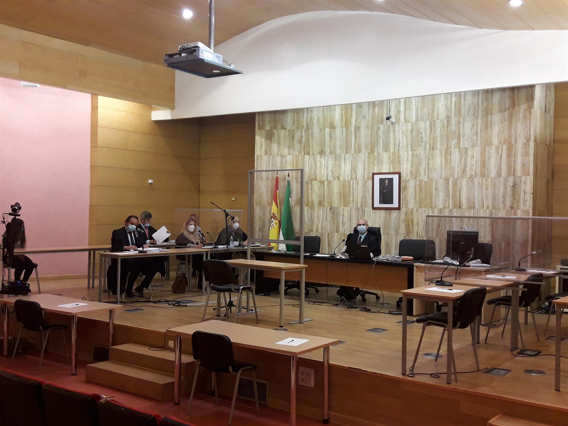 Primera sesión del juicio por el crimen del bebé hallado muerto en un vertedero de Alhendín (Granada)
