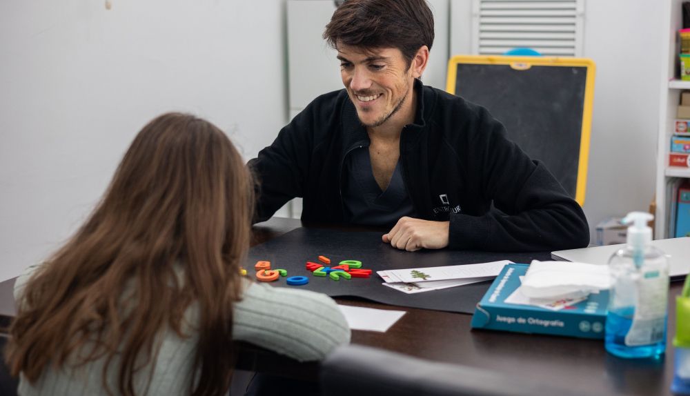 José Antonio De la Torre, logopeda, en una sesión. 