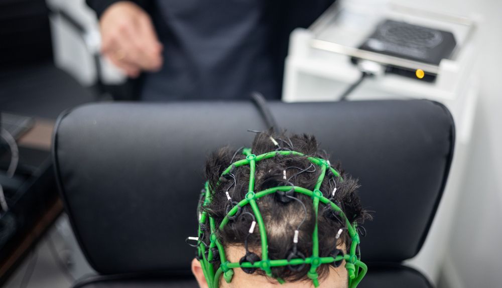 Detalle del casco que se utiliza para neurofeedback.