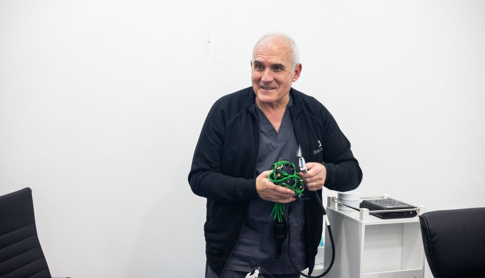 Salvador Parra prepara el equipamiento necesario para esta técnica.