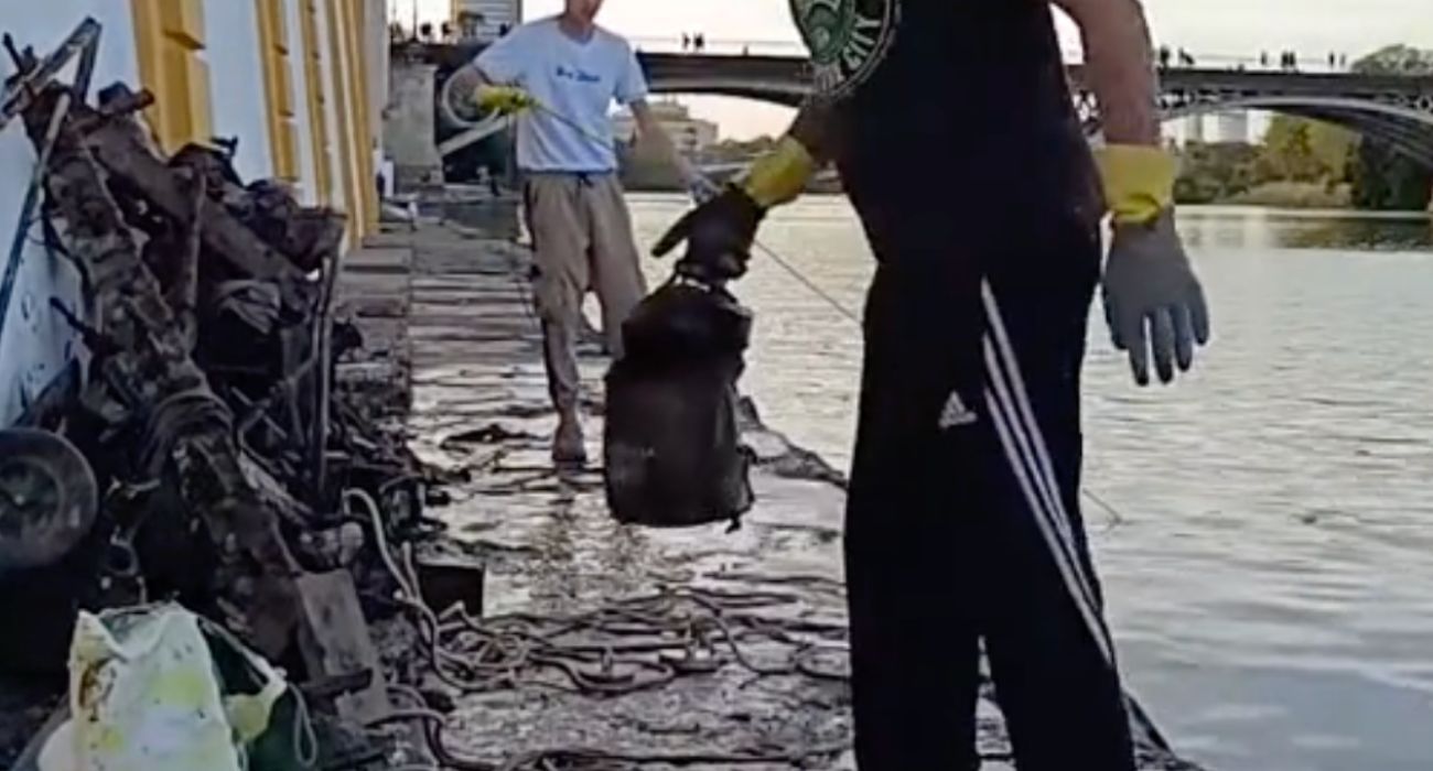 Algunas de las cosas que Salvi ha sacado del Guadalquivir.