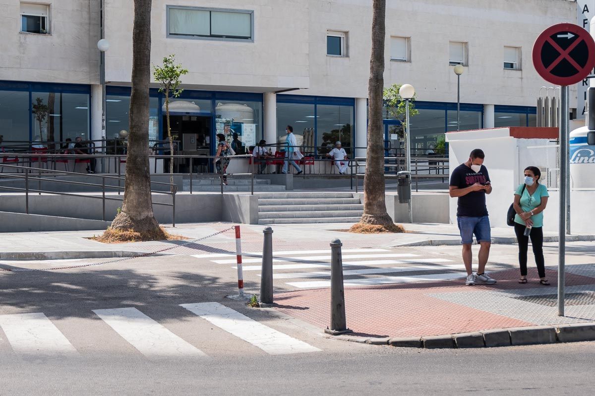 Un grupo de personas pasa frente al Hospital en Jerez. FOTO: CANDELA NÚÑEZ