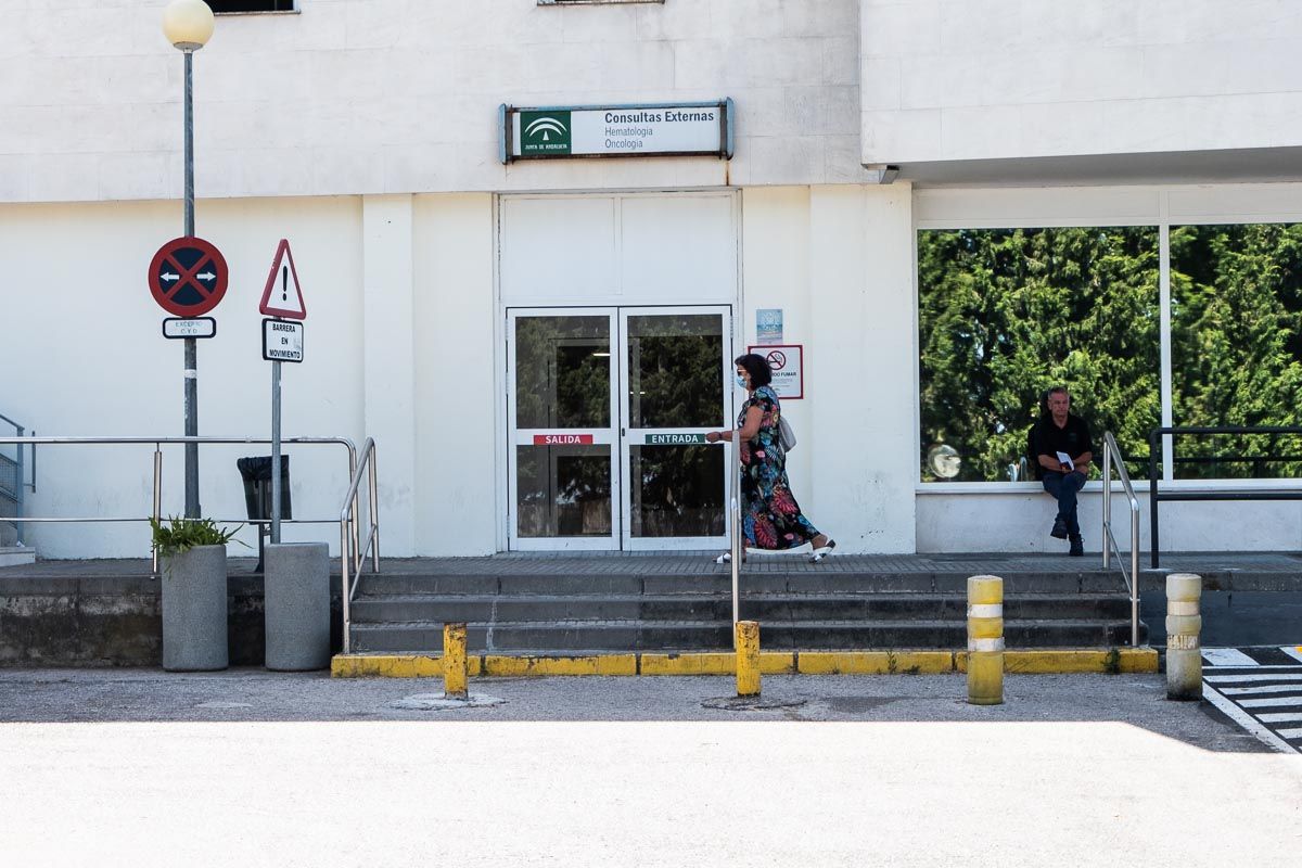 Una mujer, en uno de los accesos al Hospital de Jerez. FOTO: CANDELA NÚÑEZ