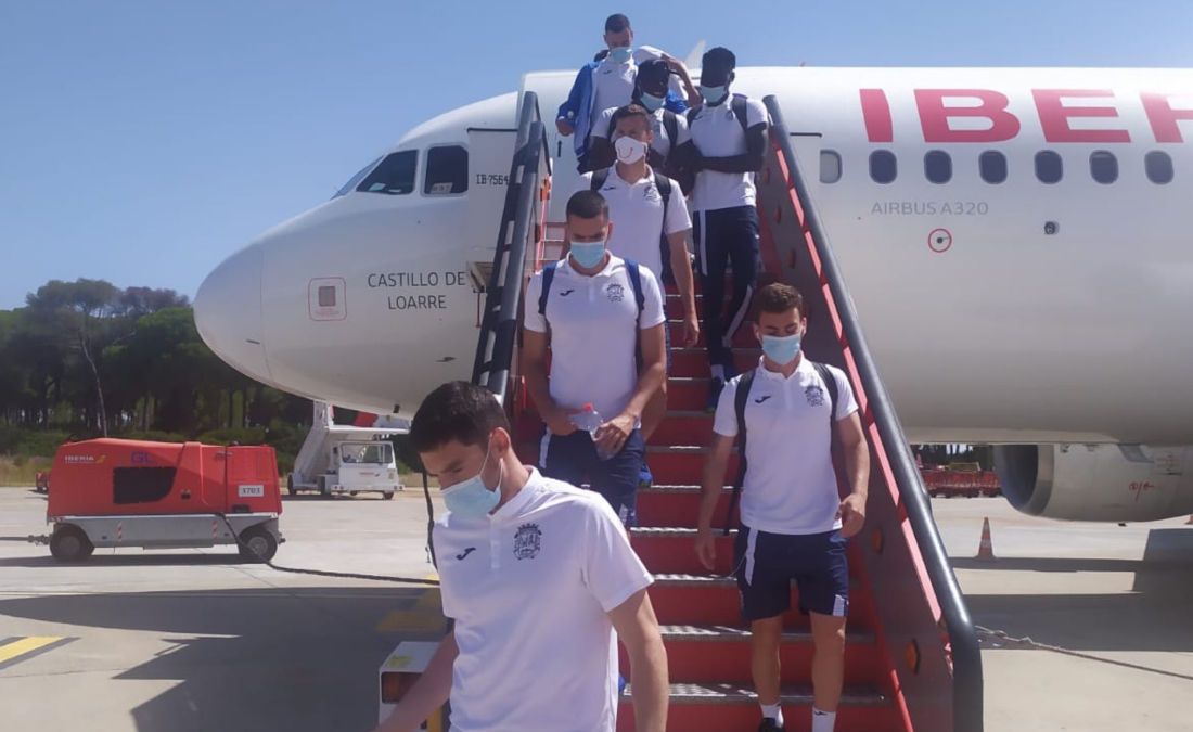 El conjunto madrileño, tras bajarse del avión para jugar contra el Cádiz el pasado sábado 11 de julio. FOTO: CF Fuenlabrada