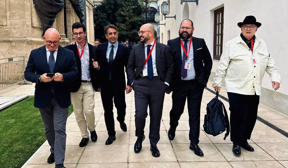 La comitiva de El Puerto en el Parlamento, cuando se aprobó el expediente de Gran Población.