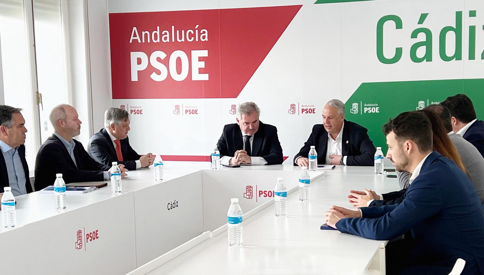 Manolo Vizcaíno, presidente del Cádiz CF, en la sede del PSOE junto a Ruiz Boix.